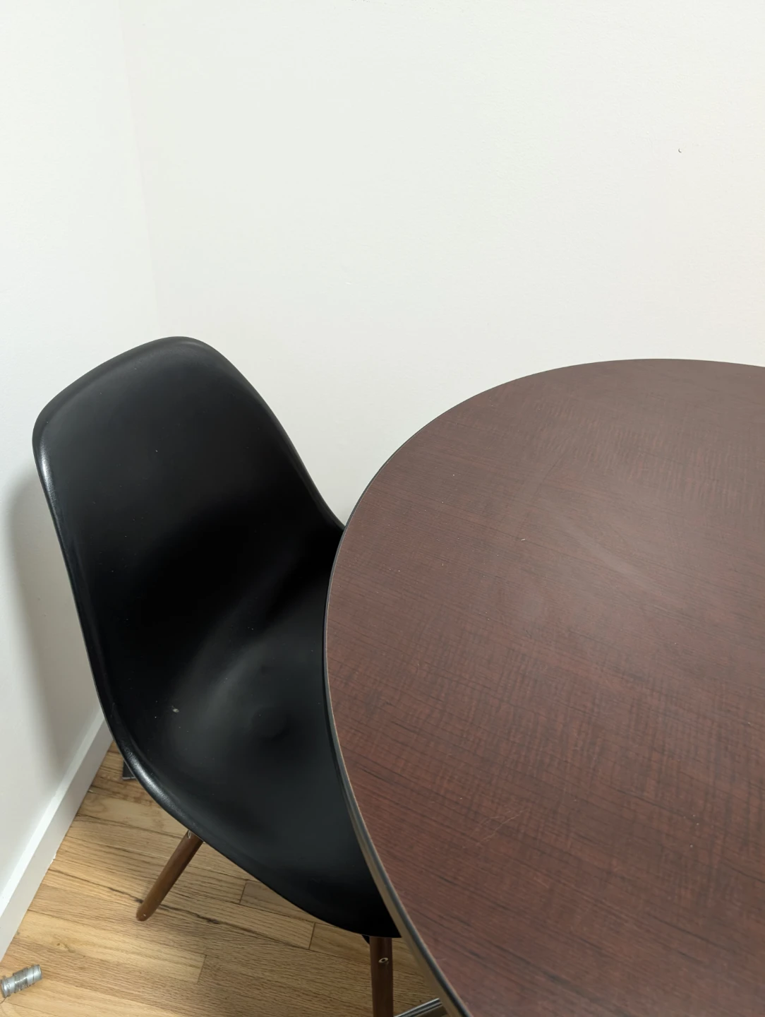 Moving Out - Round Dining Table with 4 Black Chairs - photo 2