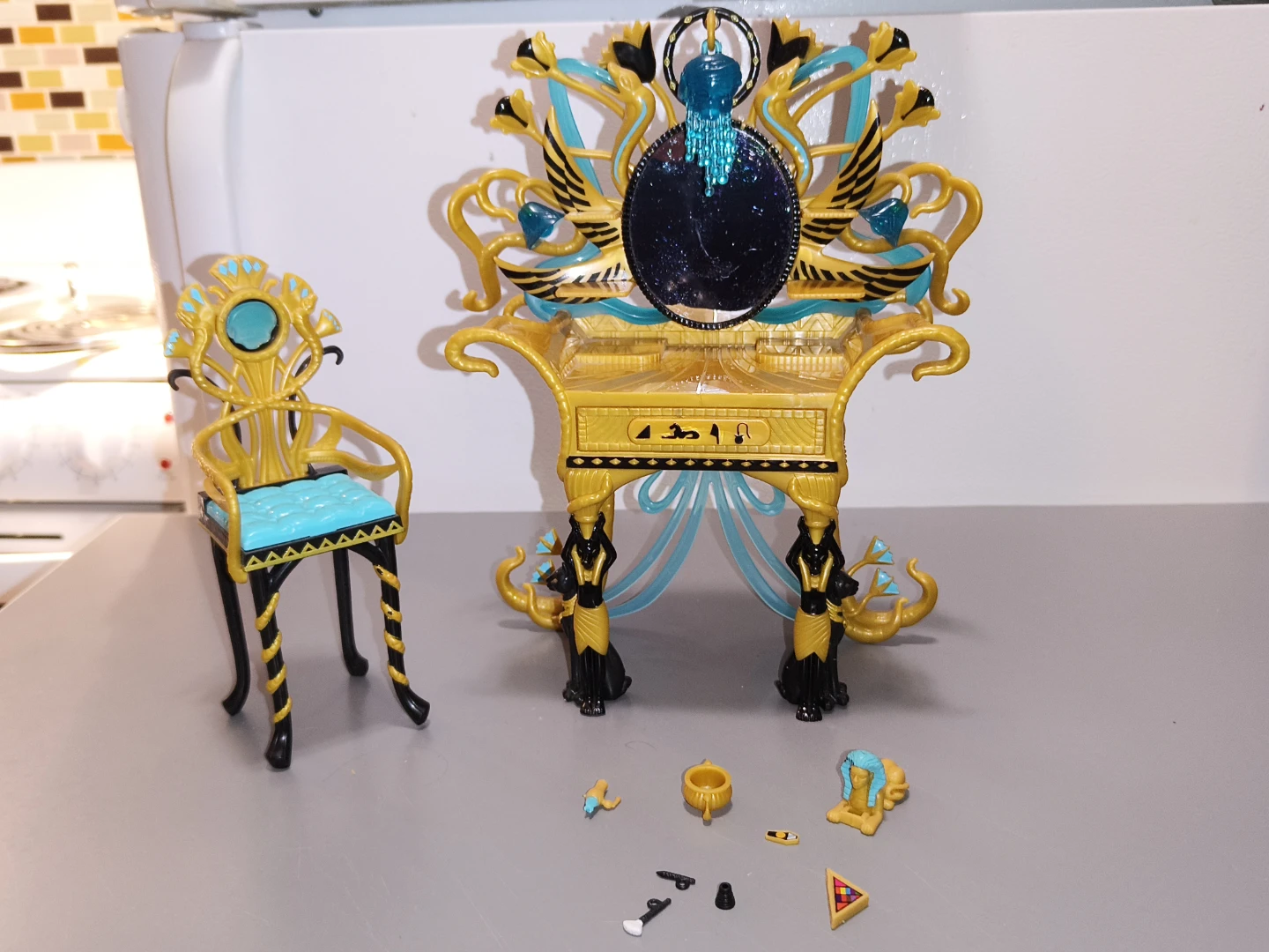 Monster High Cleo de Nile's Vanity (most accessories!)