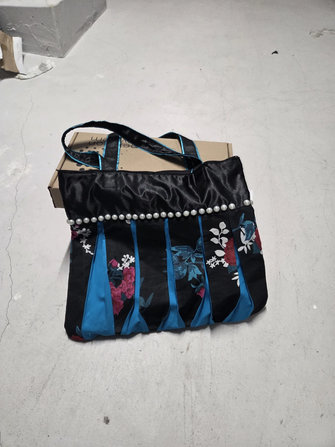Floral Tote Bag with Pearls - photo 4
