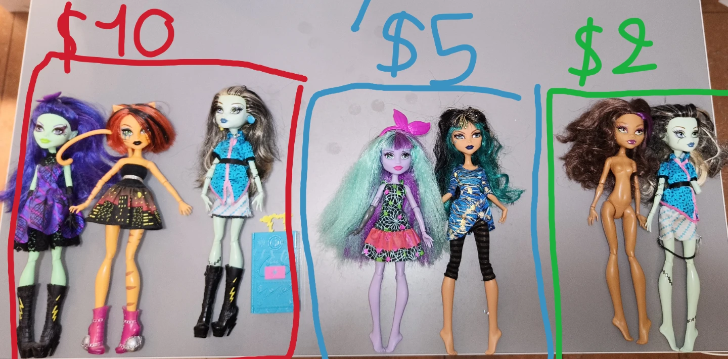 2, 5 and 10 dollar Monster High dolls.