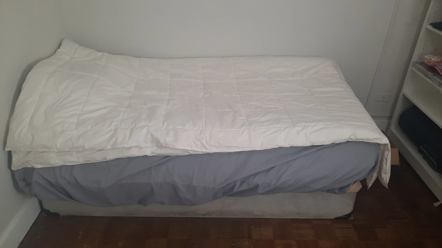 Twin bed with foam topper and organic cotton mattress cover - photo 3