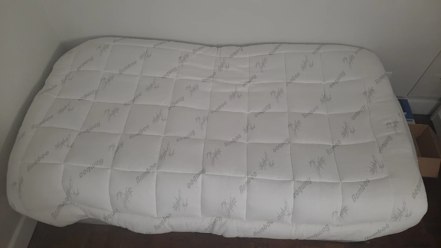 Twin bed with foam topper and organic cotton mattress cover - photo 4
