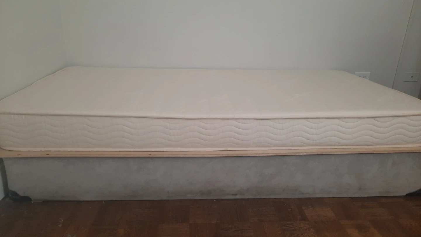 Twin bed with foam topper and organic cotton mattress cover - photo 5