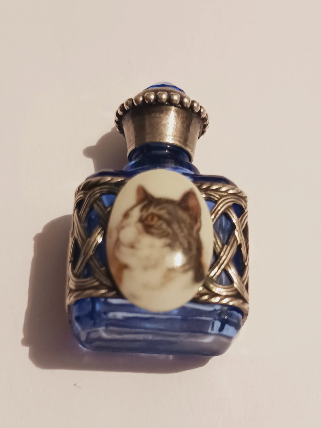 Sterling Silver Filigree Blue Perfume Bottle w/ Cat Portrait - photo 2