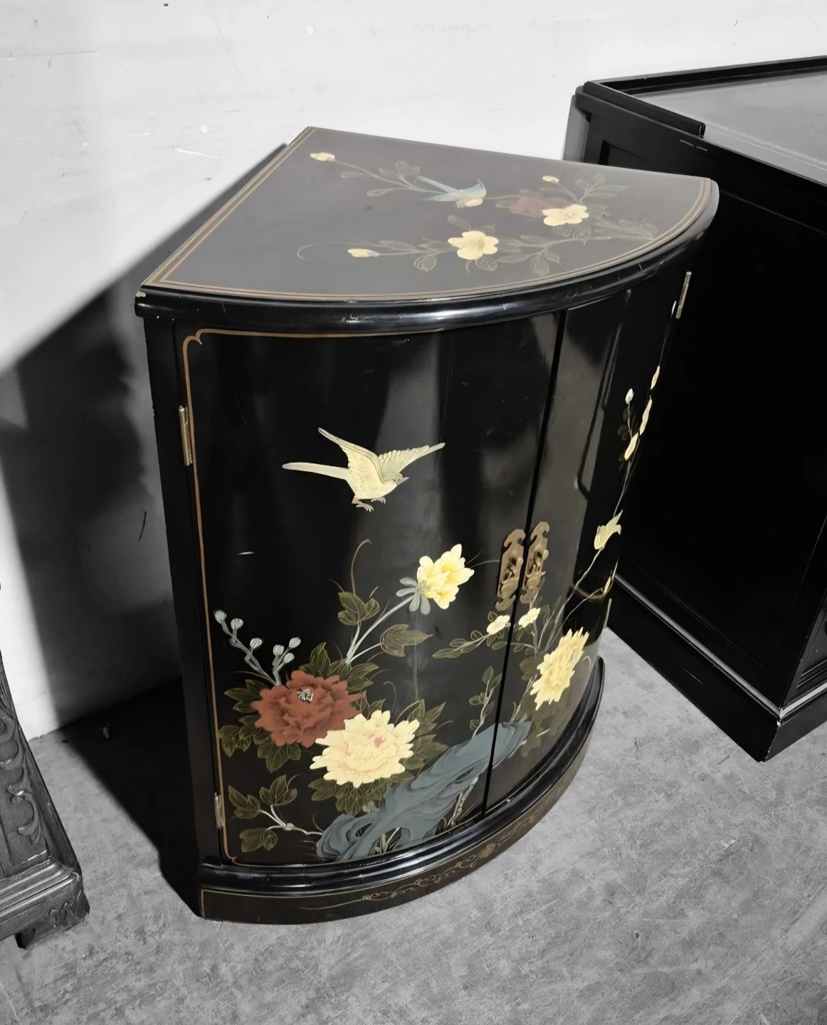 Vintage Black Lacquer Curved Corner Cabinet - photo 2