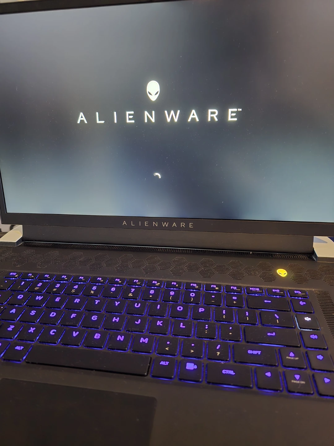 Alienware X17 R2 Gaming Laptop - photo 2