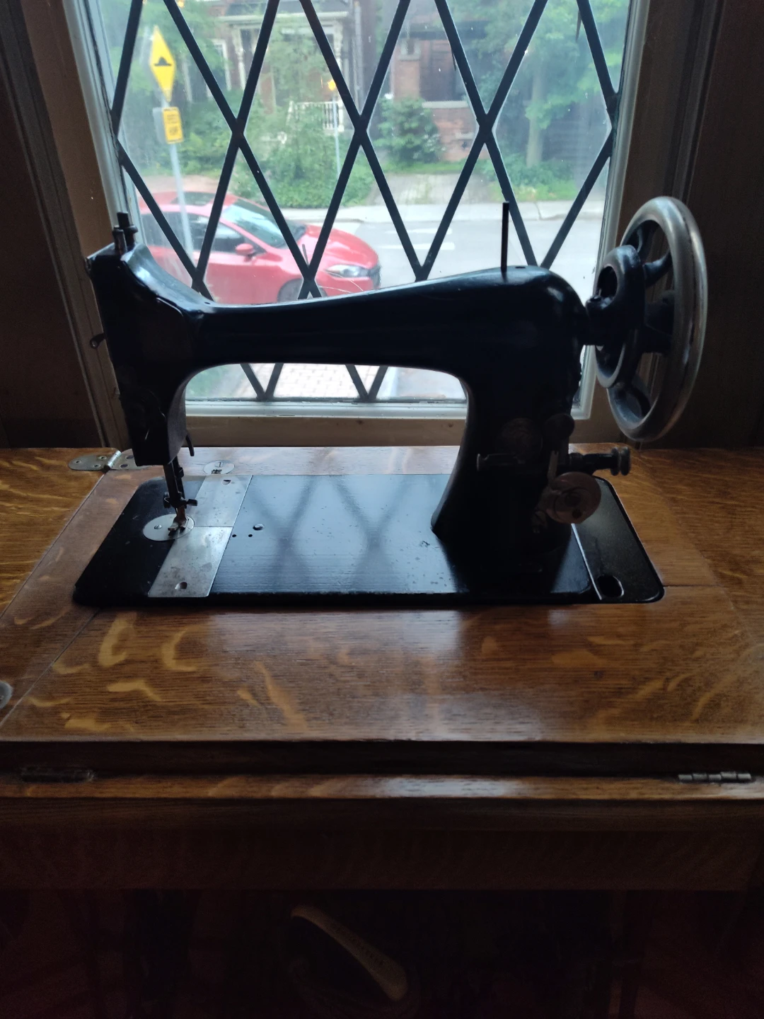 Singer Sewing Machine with Wooden Cabinet - photo 2
