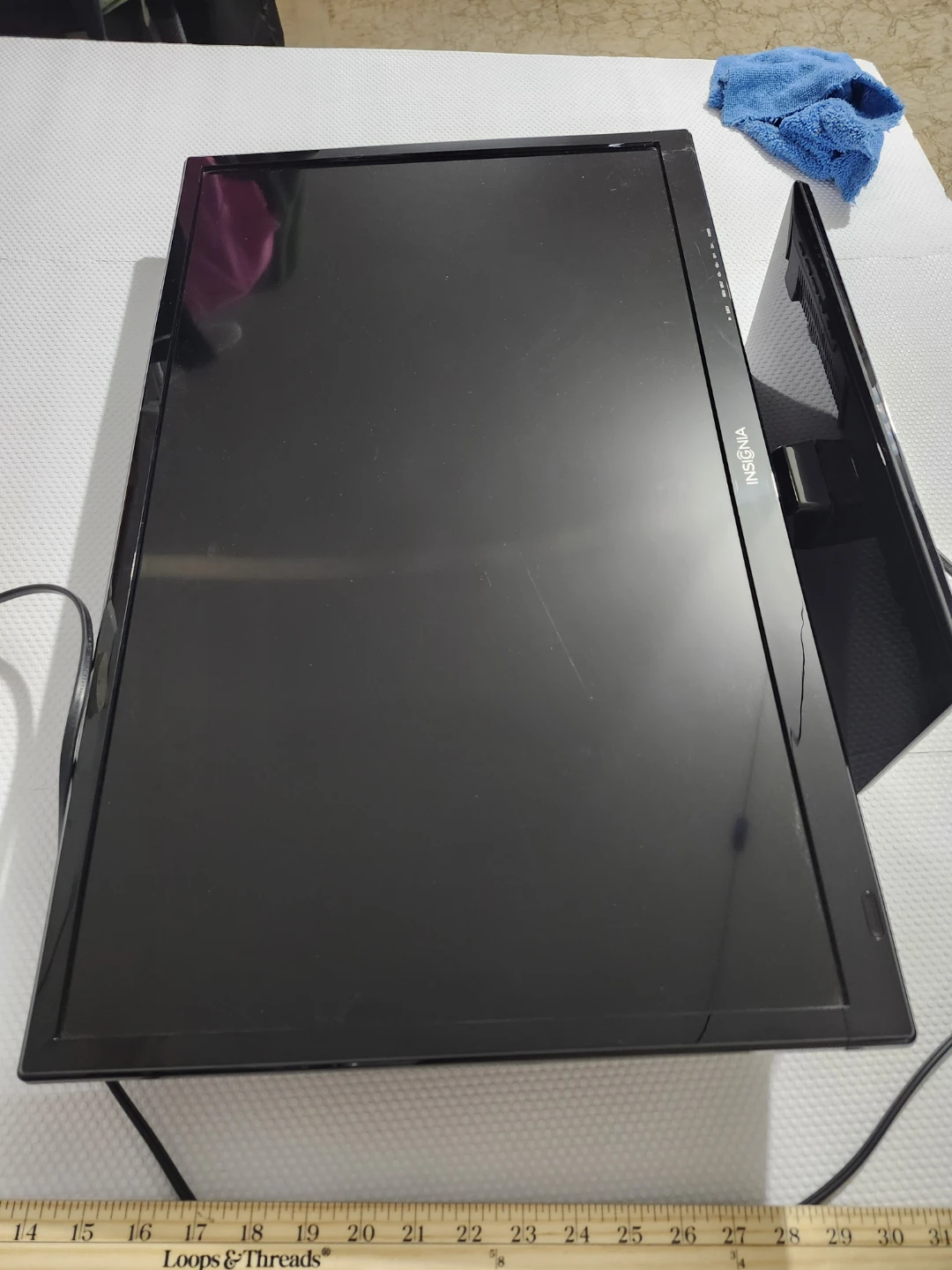 Insignia TV with DVD player in the back both works, no remote - photo 4