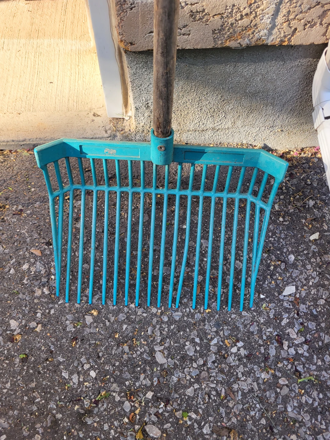 Plastic Horse Pitchfork Tool with Wooden Handle - photo 2