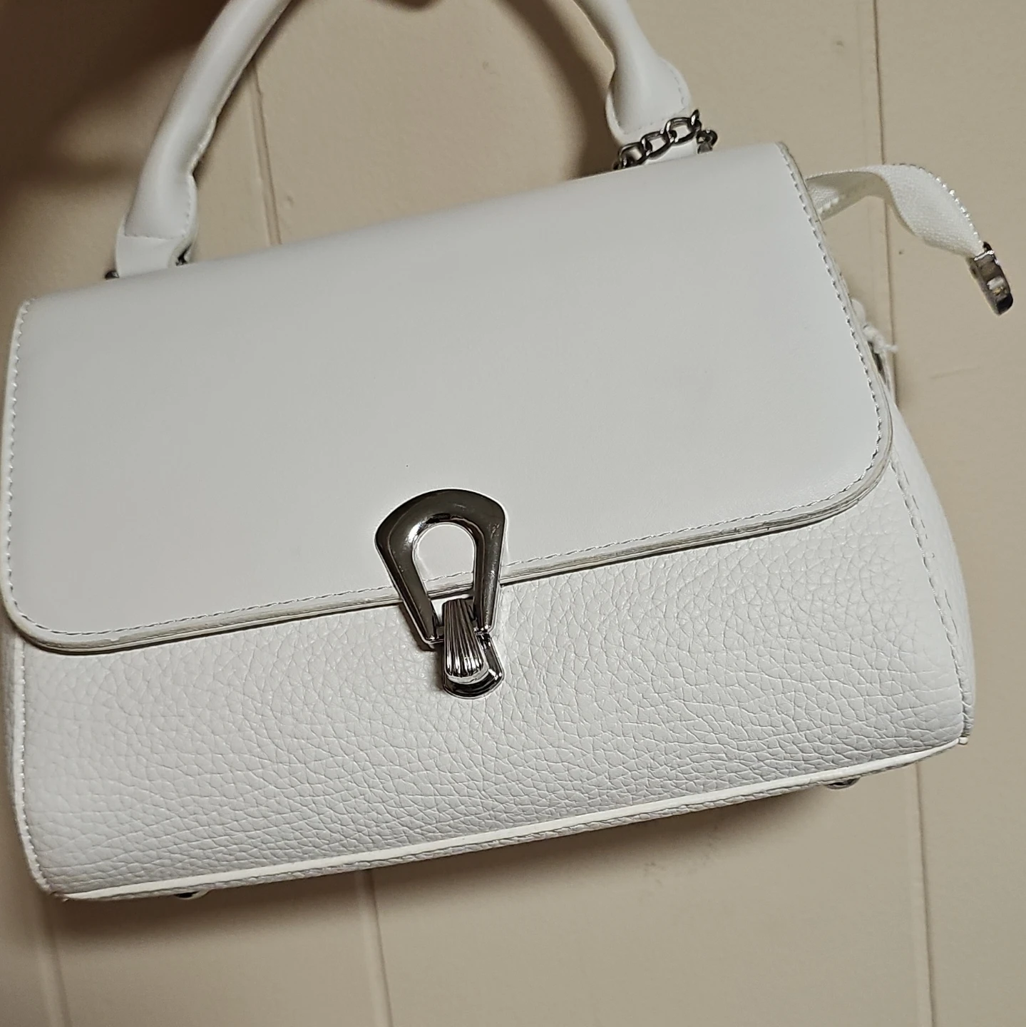 White Handbag with Heart Charm - photo 2