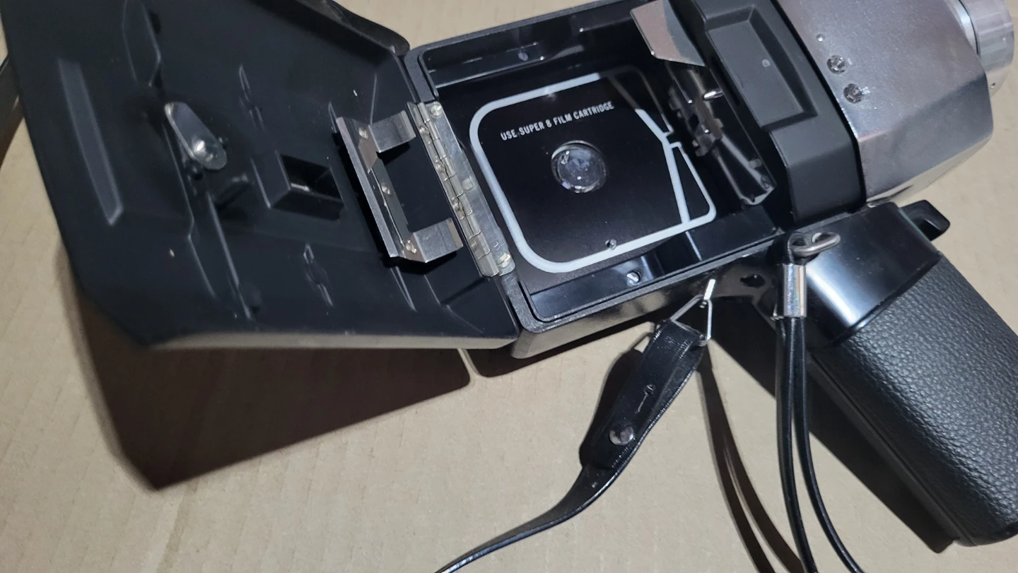 Yashica Super 60 E-Zoom 8mm Film Camera - photo 3