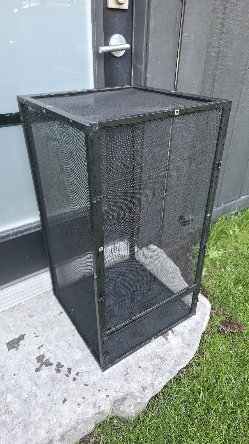 Screened reptile enclosure