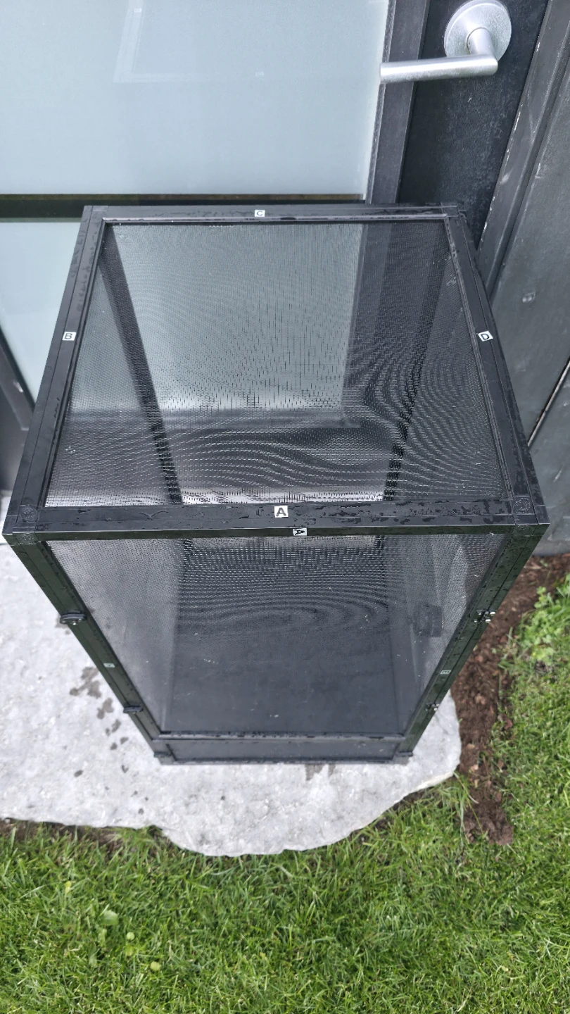Screened reptile enclosure - photo 2