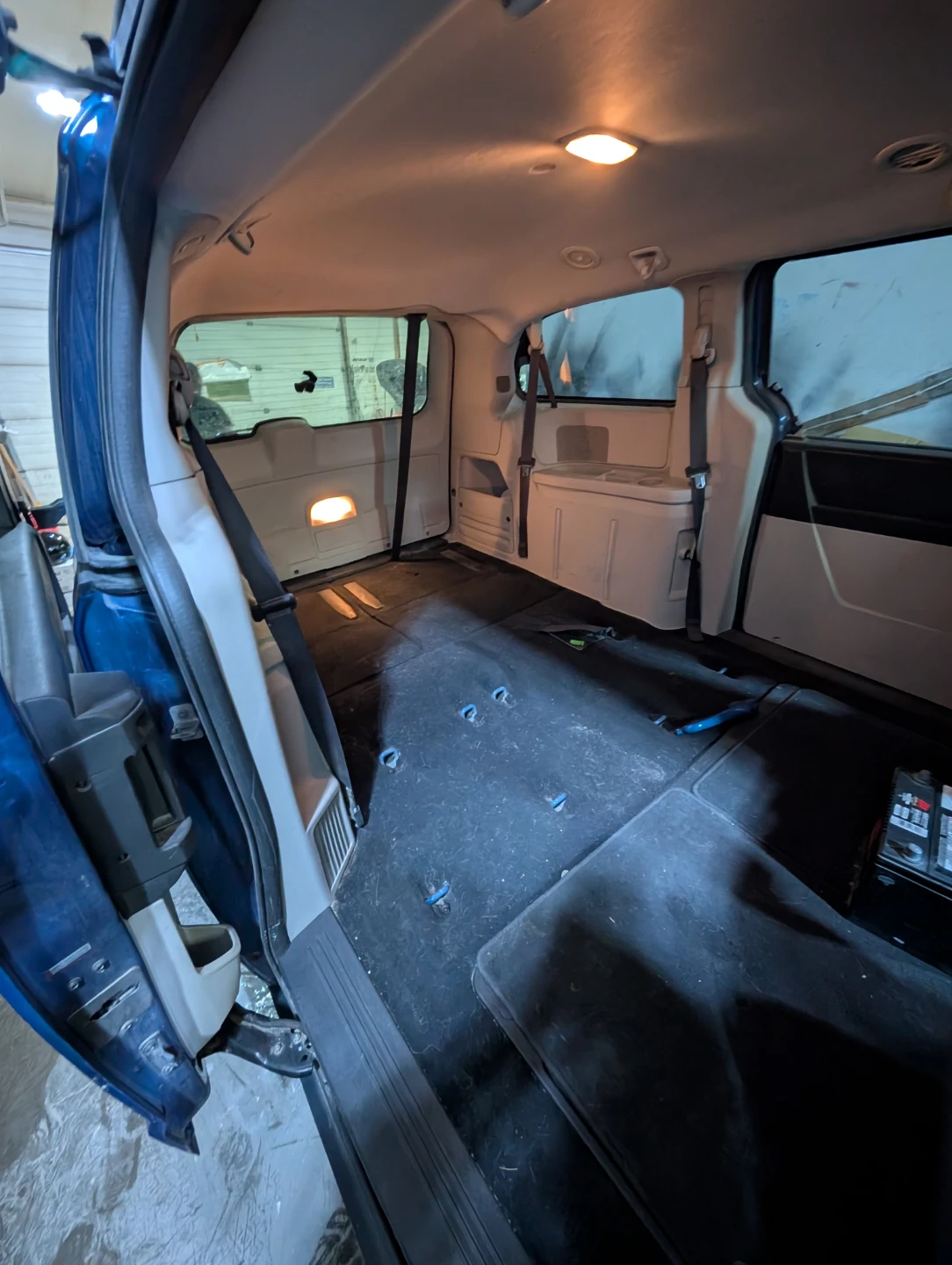 Blue Dodge Grand Caravan Minivan - photo 2