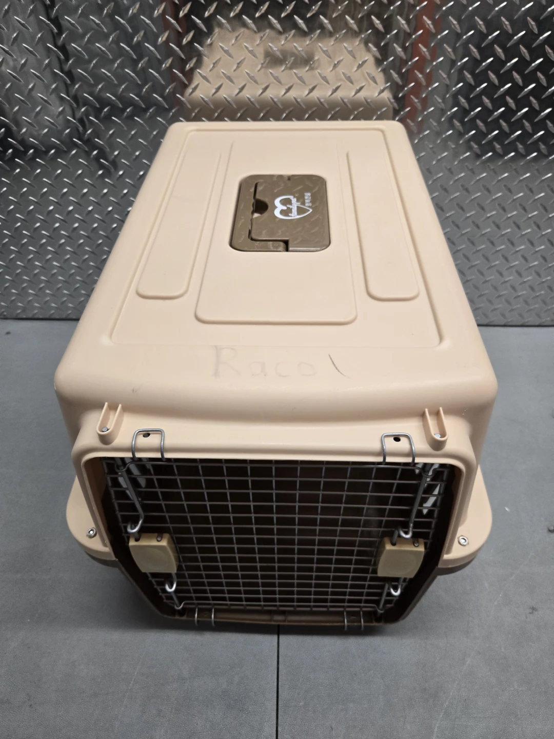Medium 26" FamilyPet Hard Plastic Dog Crate Carrier - Tan - photo 2