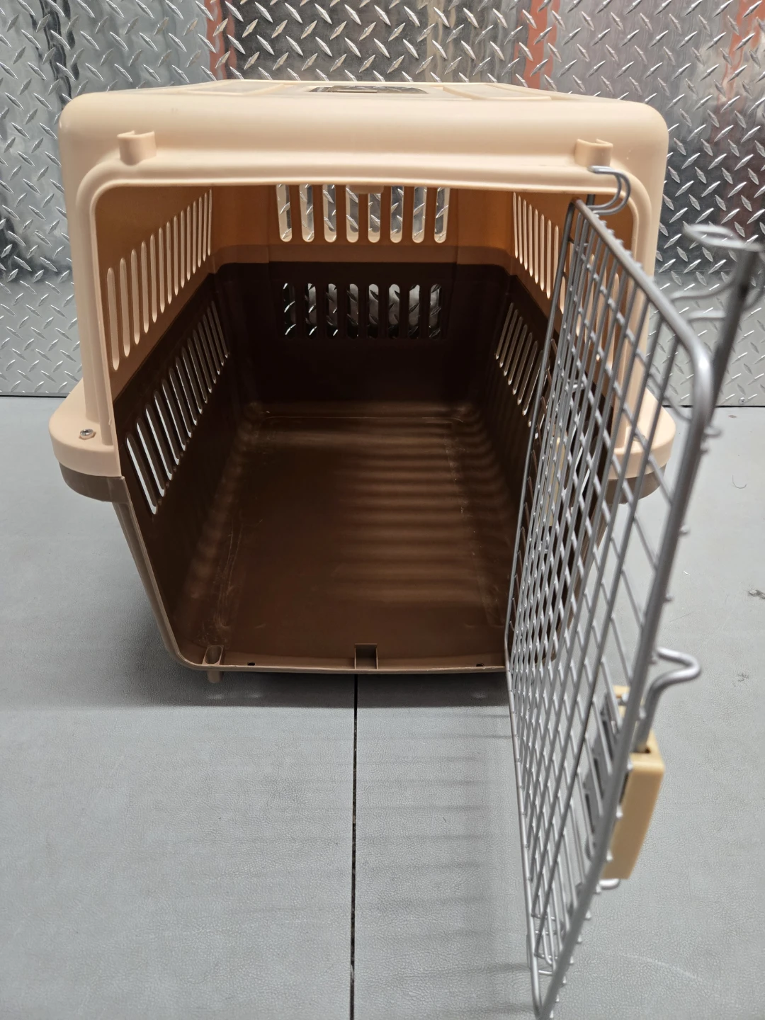 Medium 26" FamilyPet Hard Plastic Dog Crate Carrier - Tan - photo 3