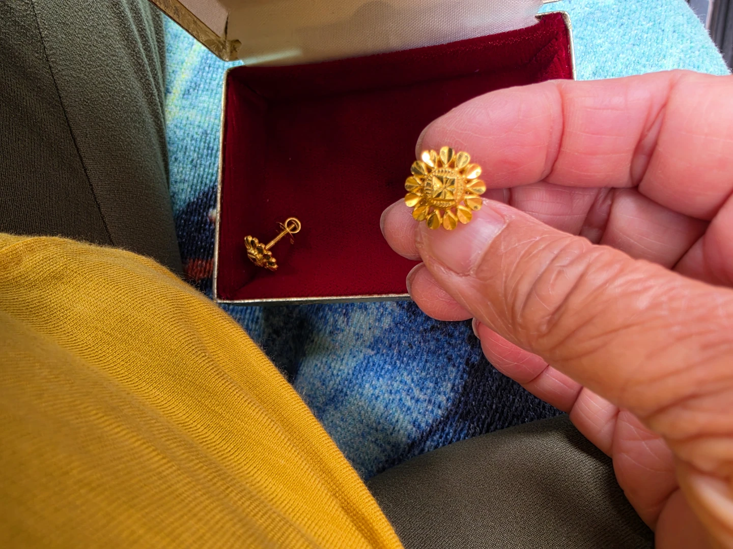 22k Gold Flower Stud Earrings