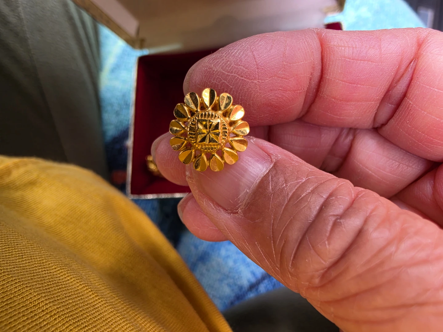 22k Gold Flower Stud Earrings - photo 4