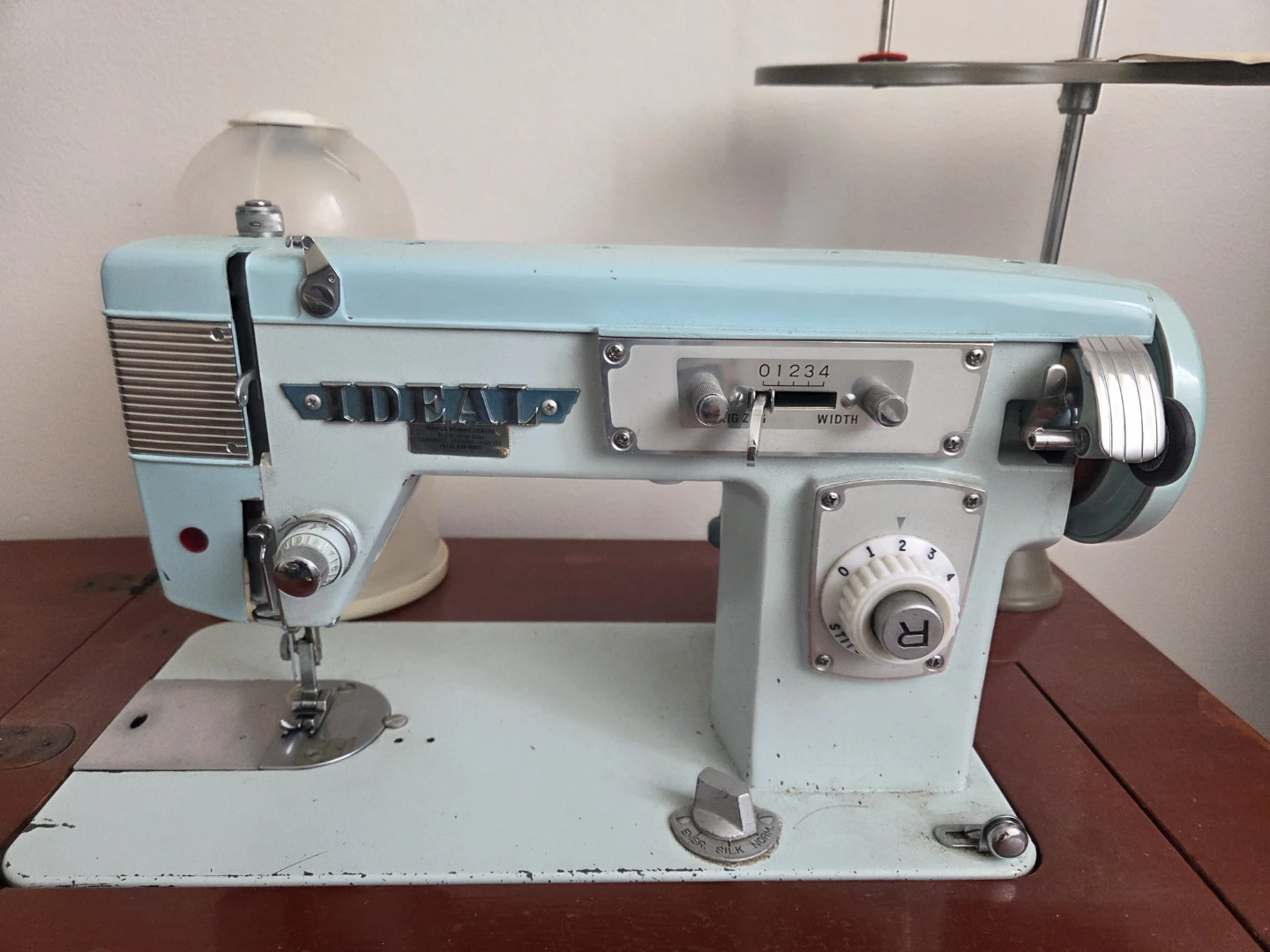 Vintage IDEAL Blue Sewing Machine - photo 2