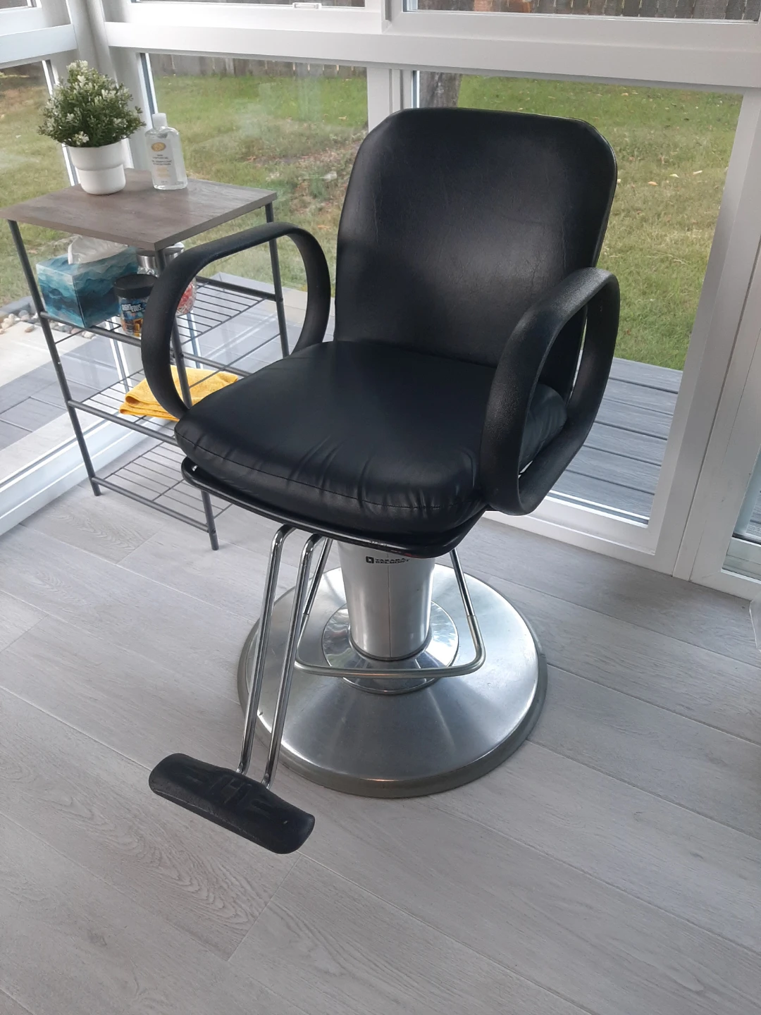 Black Hydraulic Styling Chair