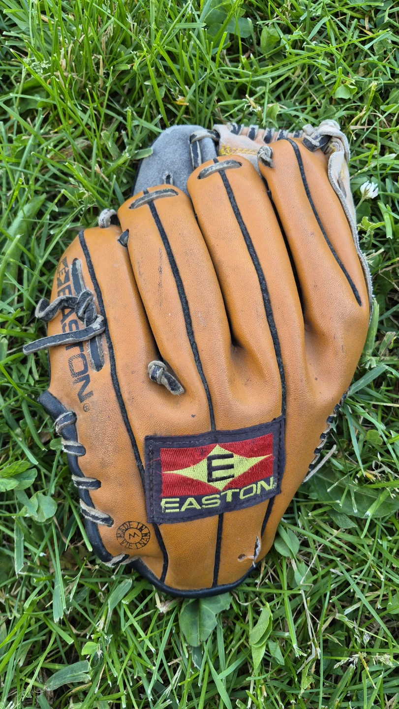 Easton Black Magic glove for kids / youth. Pick up in Kitchener