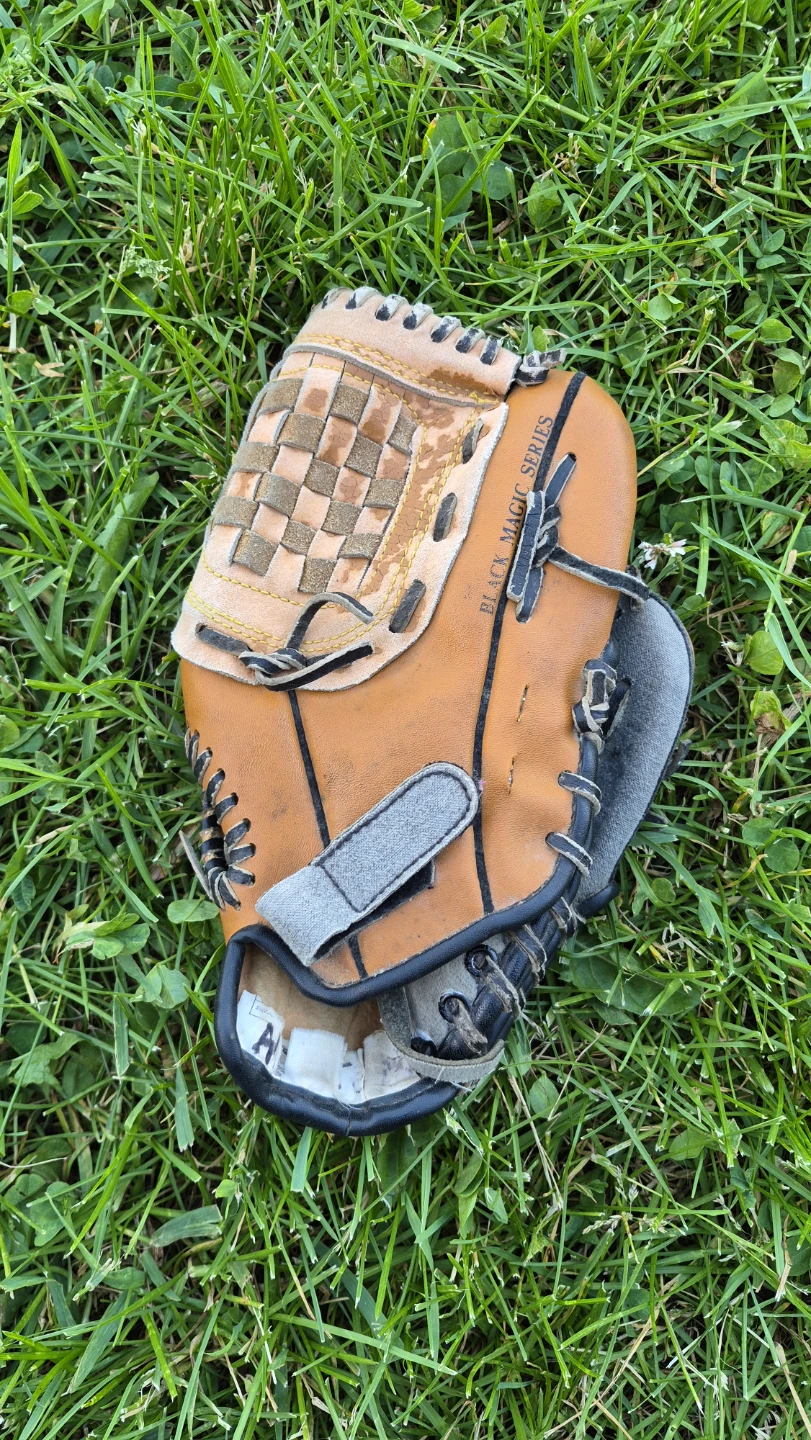 Easton Black Magic glove for kids / youth. Pick up in Kitchener - photo 2