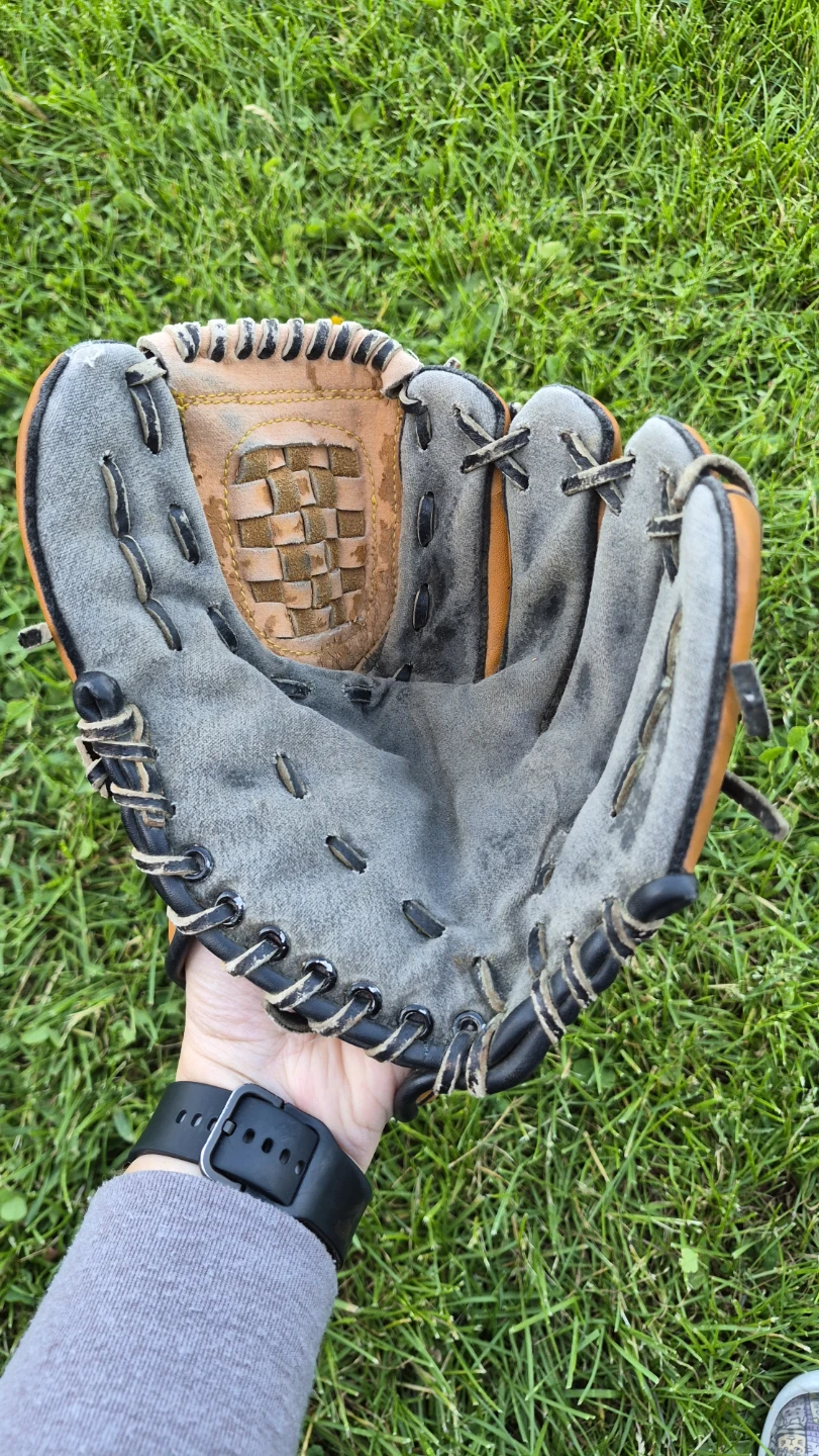Easton Black Magic glove for kids / youth. Pick up in Kitchener - photo 3