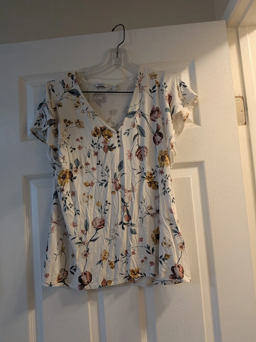 floral V-neck tee pick up in st.albert - photo 2