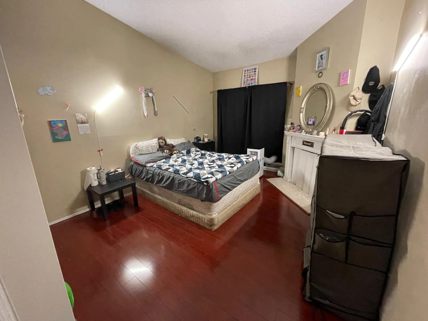 Spacious 200 sq ft Room Steps from King George SkyTrain