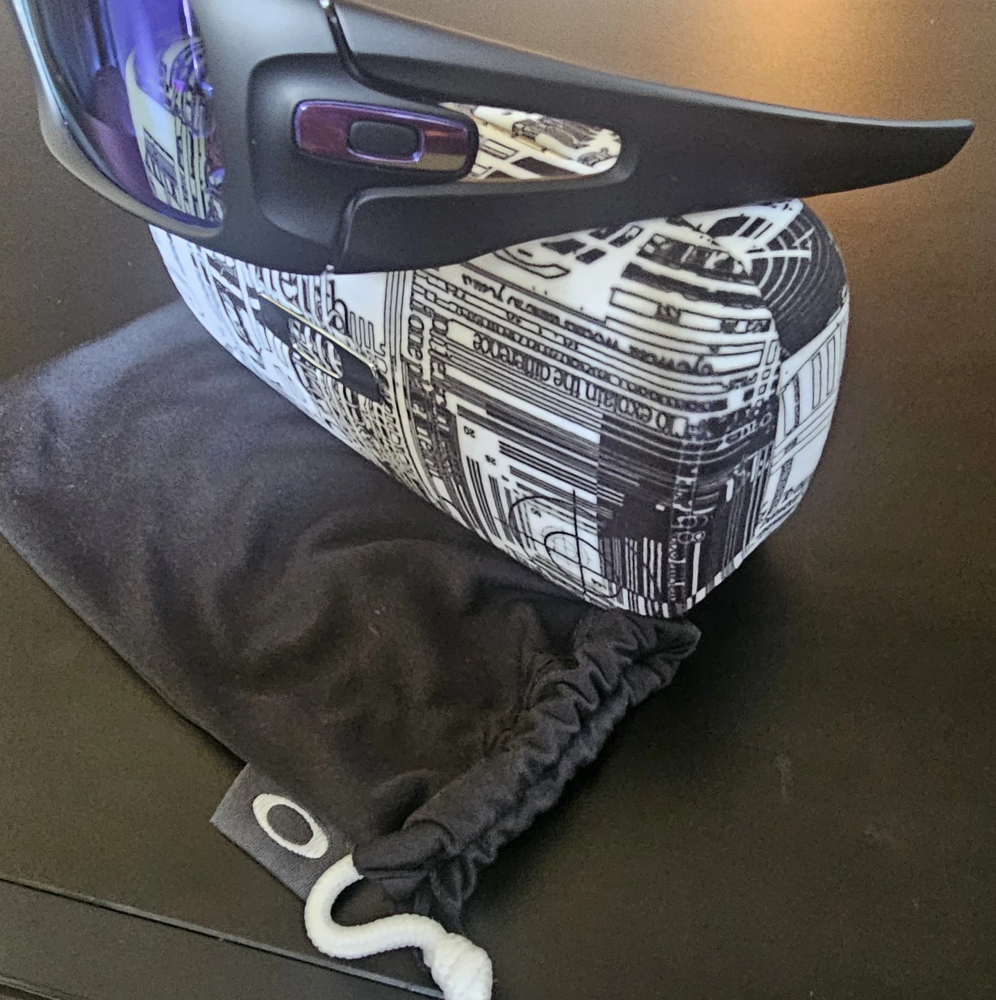 Oakley Sunglasses with Case and Pouch - photo 2