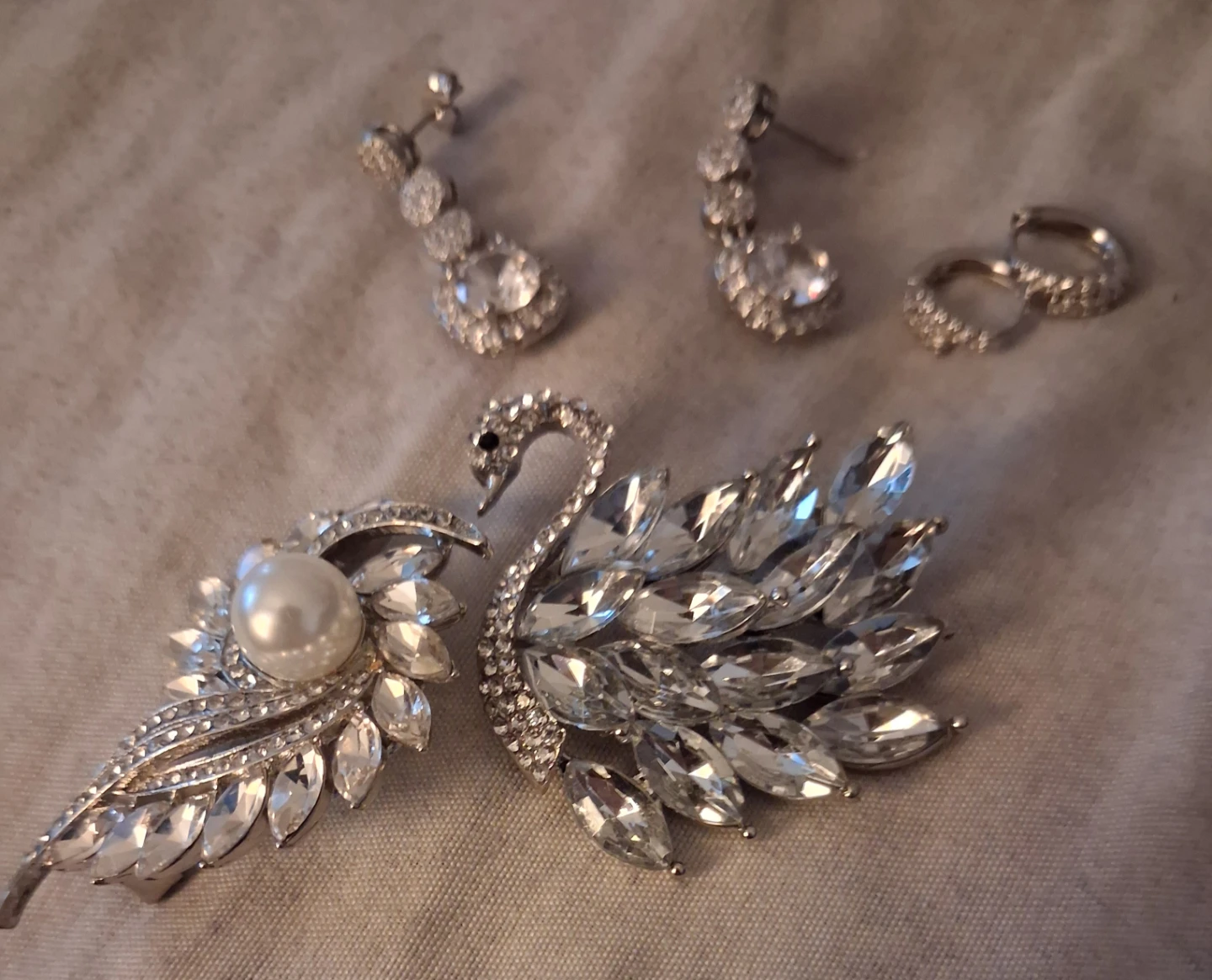 Jewellery Set: Earrings and Brooches