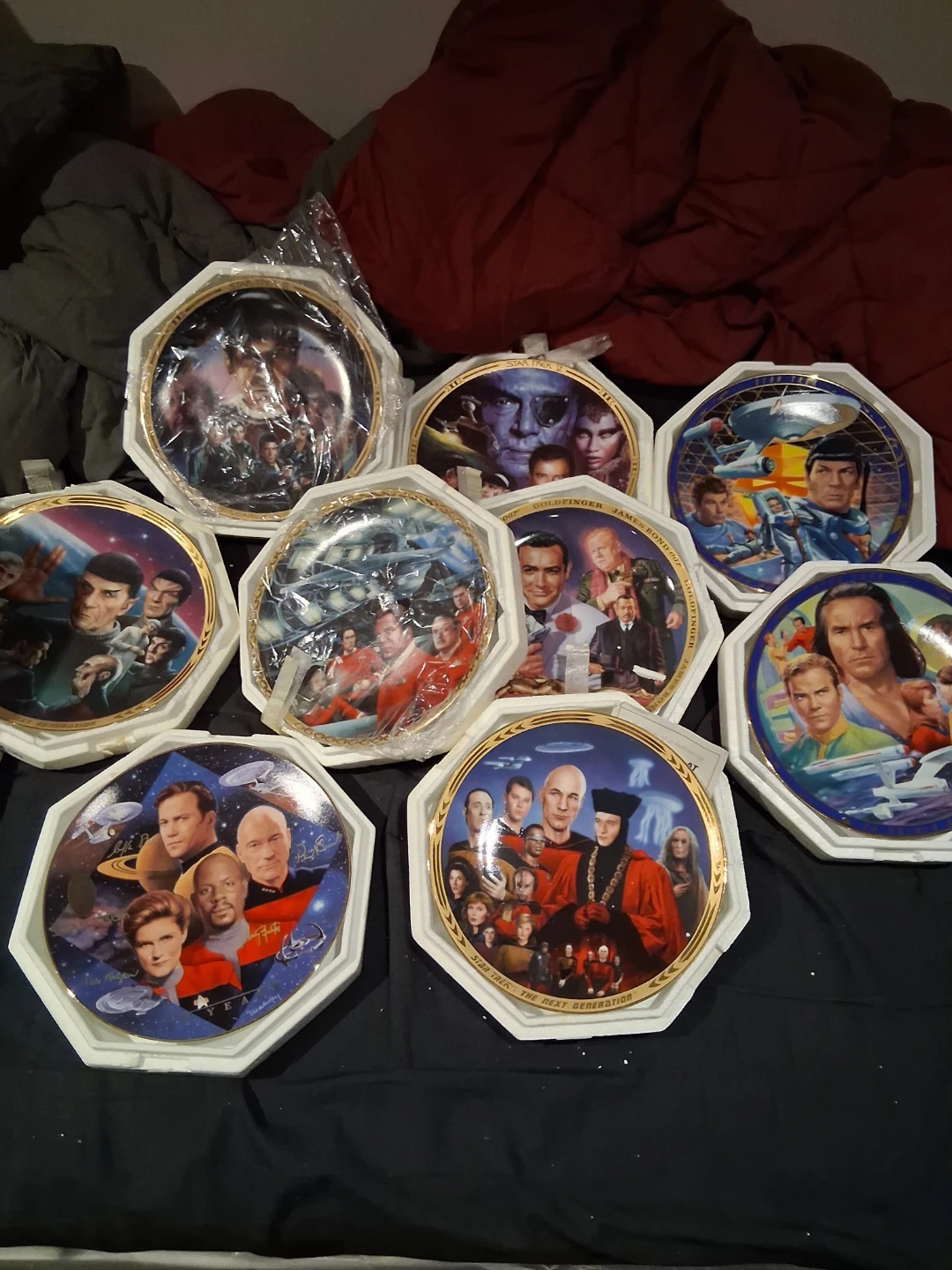 Collection of Star Trek & James Bond Decorative Plates - photo 4