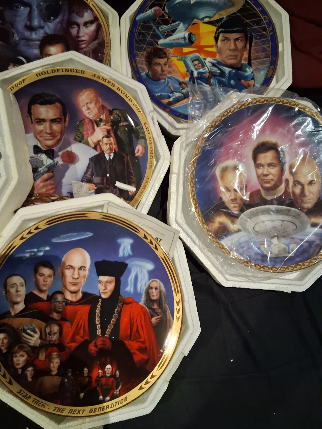 Collection of Star Trek & James Bond Decorative Plates - photo 5