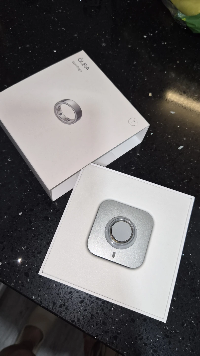 Oura Ring Gen 4 (Silver) with Charger