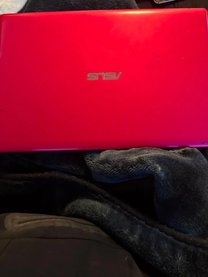 Red ASUS Laptop - photo 2