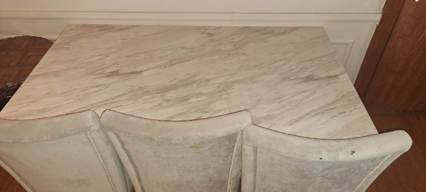 Dining Room Table & Chairs