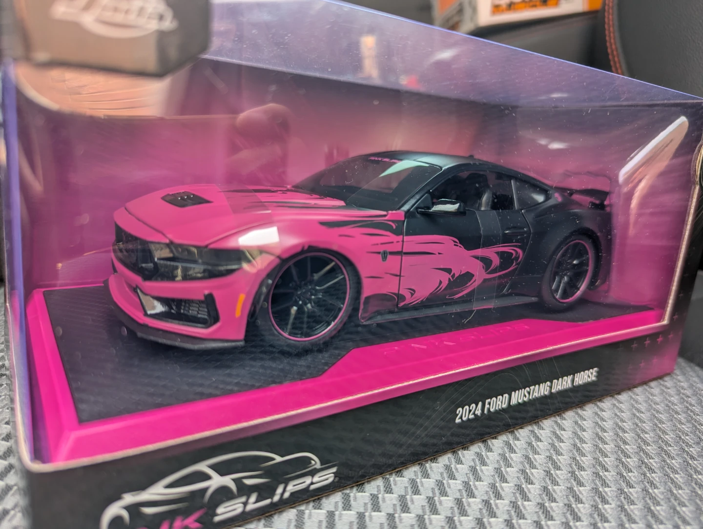 Jada pink slips 2024 Ford Mustang Dark Horse  1:24 - photo 2