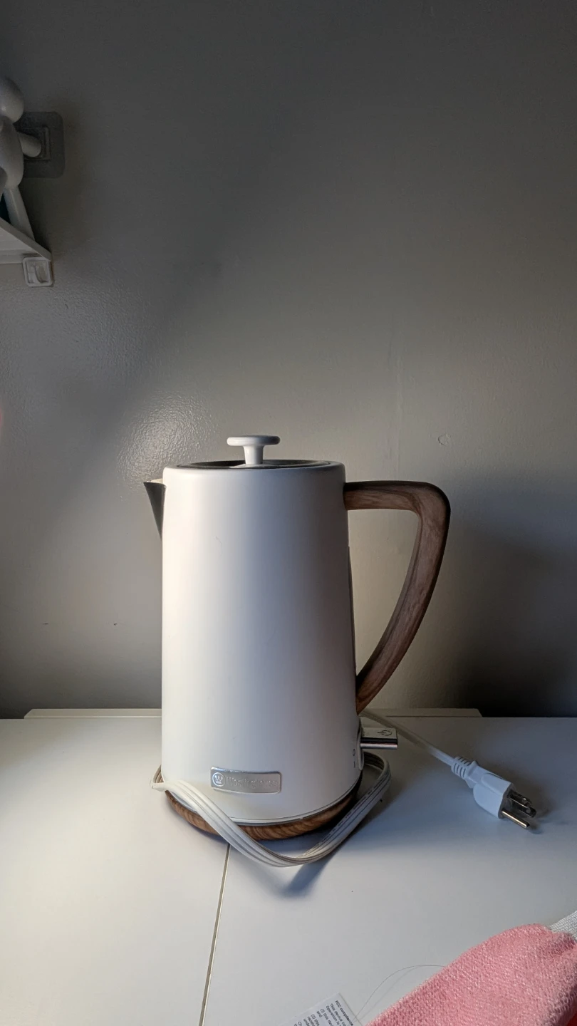 Westinghouse White Electric Kettle with Wood Handle