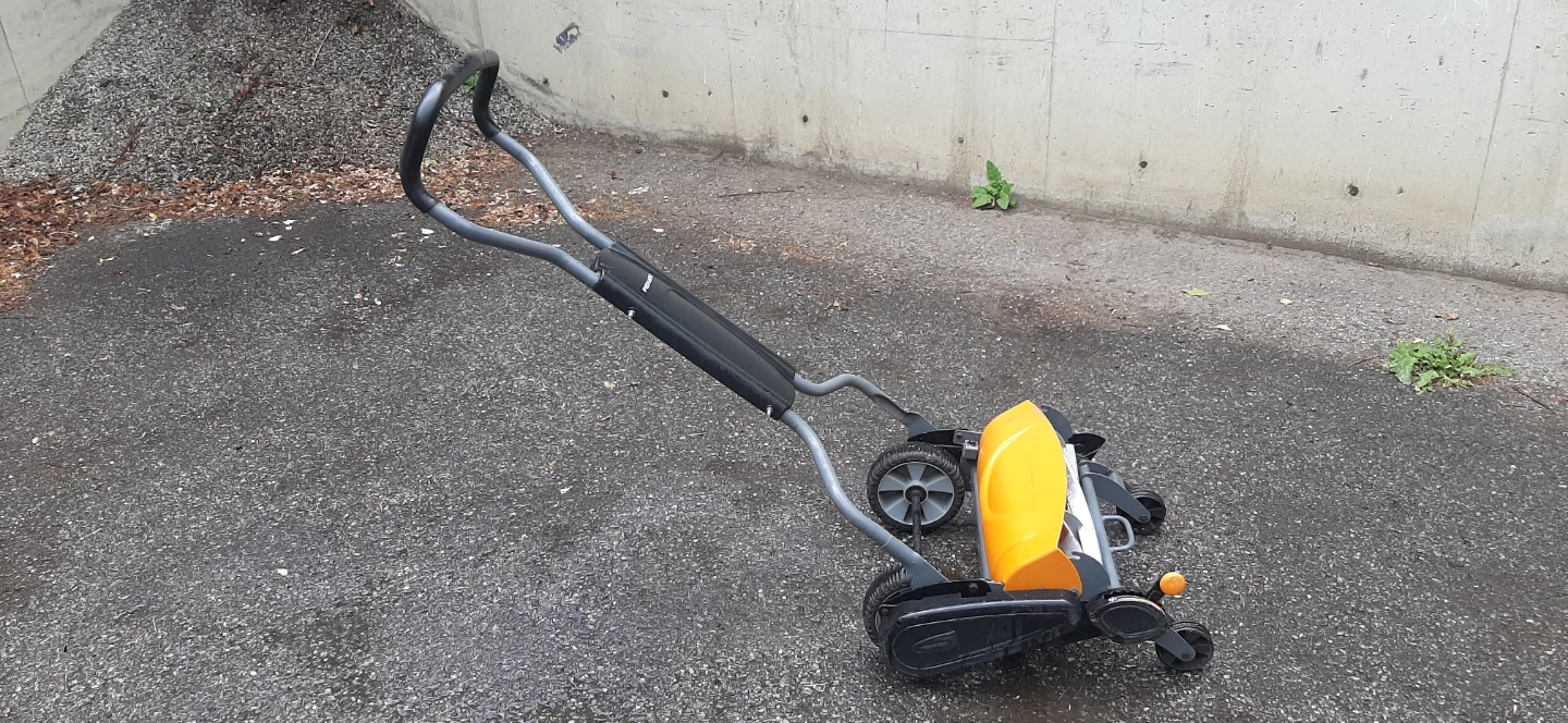 Fiskars Deluxe Push Reel Mower