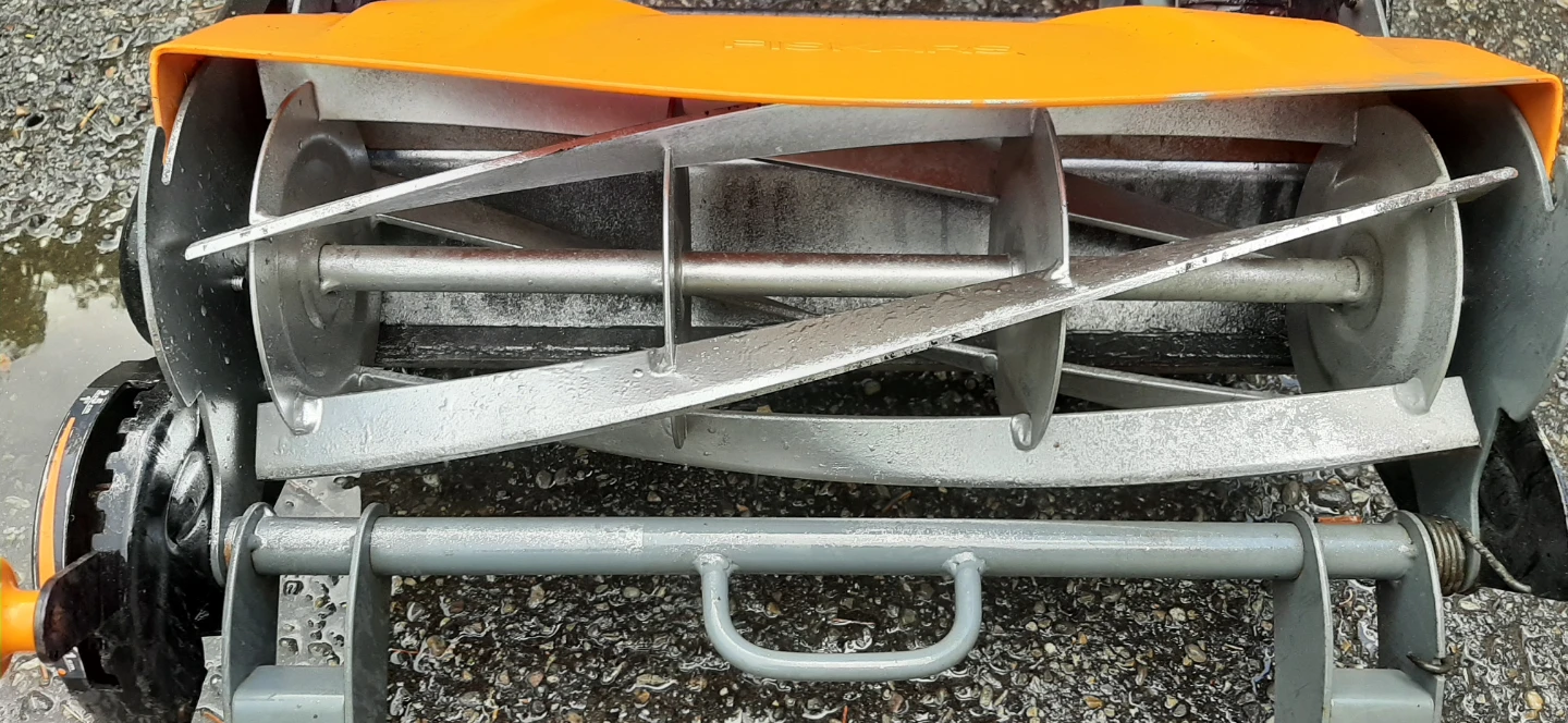 Fiskars Deluxe Push Reel Mower - photo 3