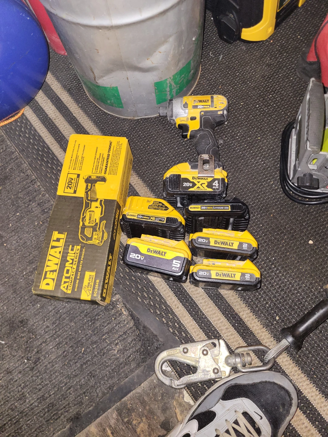 DEWALT ATOMIC Oscillating Multi-Tool with 4 Batteries