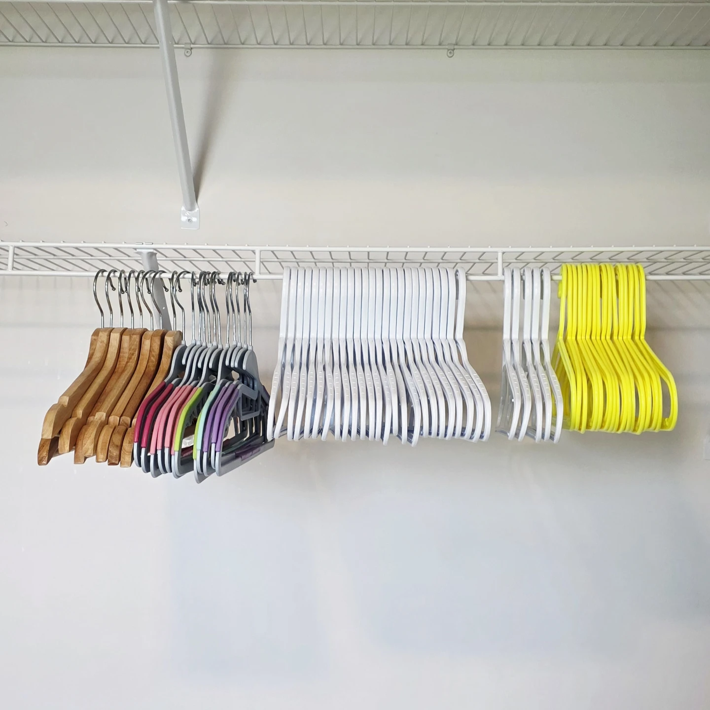 ​[Moving Sale] A great variety of 60+ Hangers/Cintres