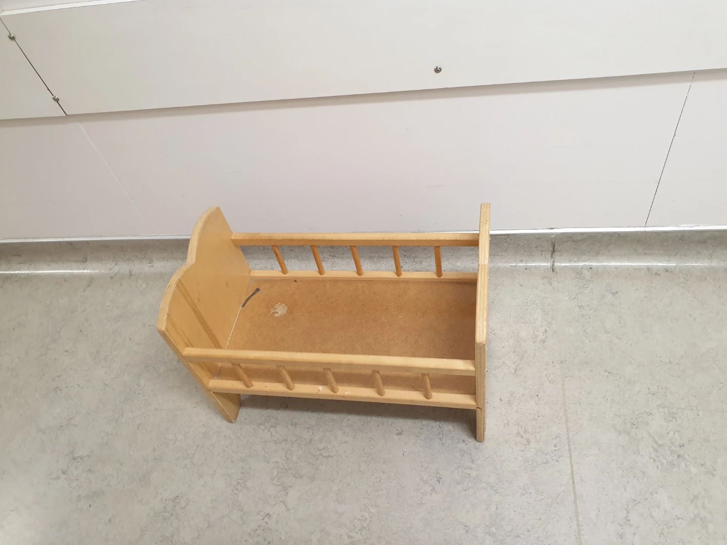 Wooden doll cradle - photo 3