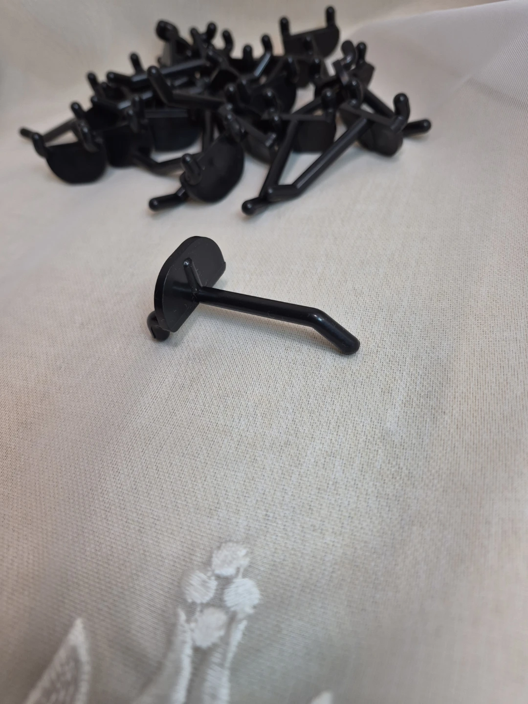 Lot of 24 1" Peg Board Black Plastic Hooks - photo 2