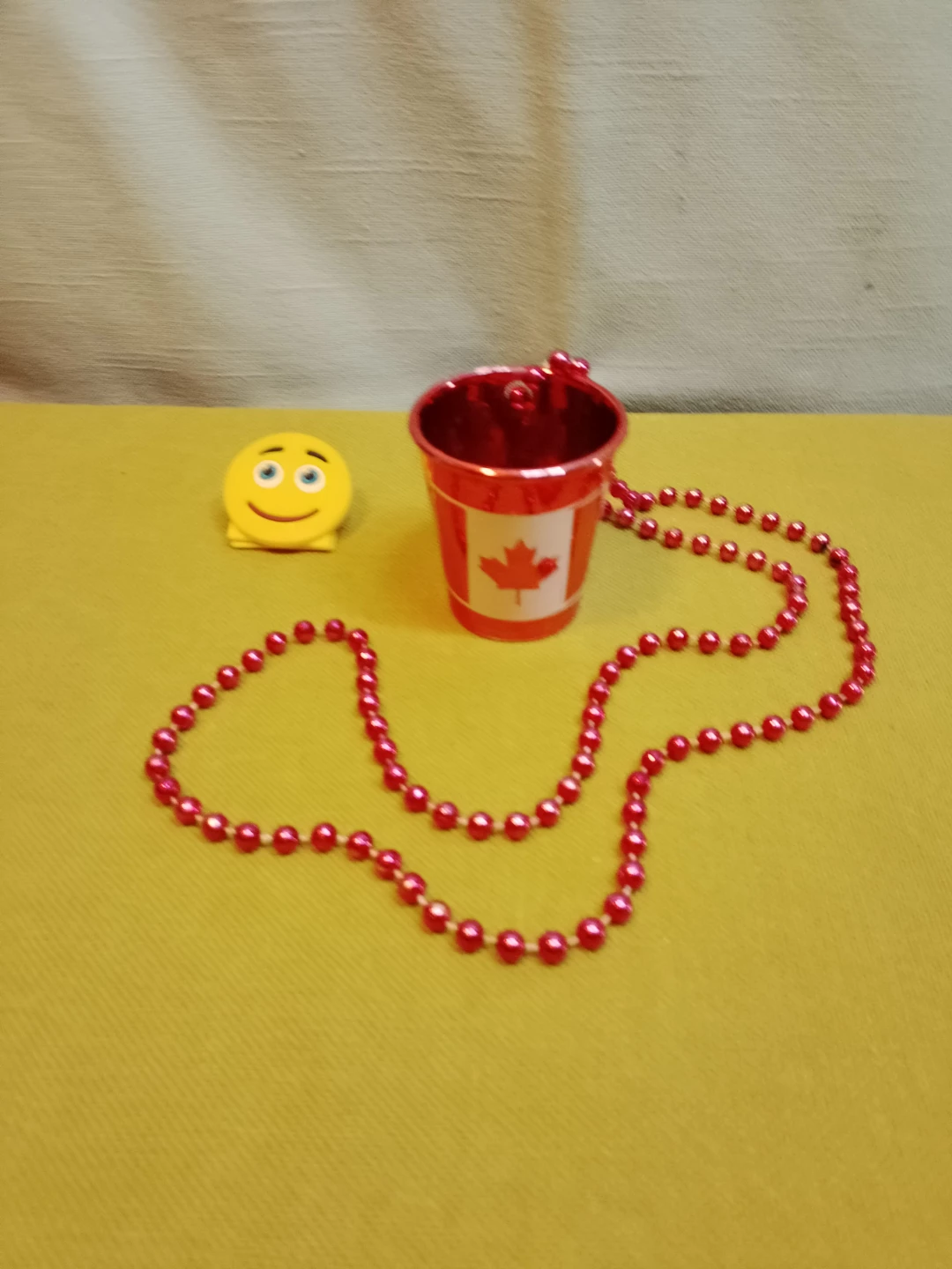 🇨🇦 🆓 Canada Flag Mini Pail & Red Beads 🇨🇦 🆓