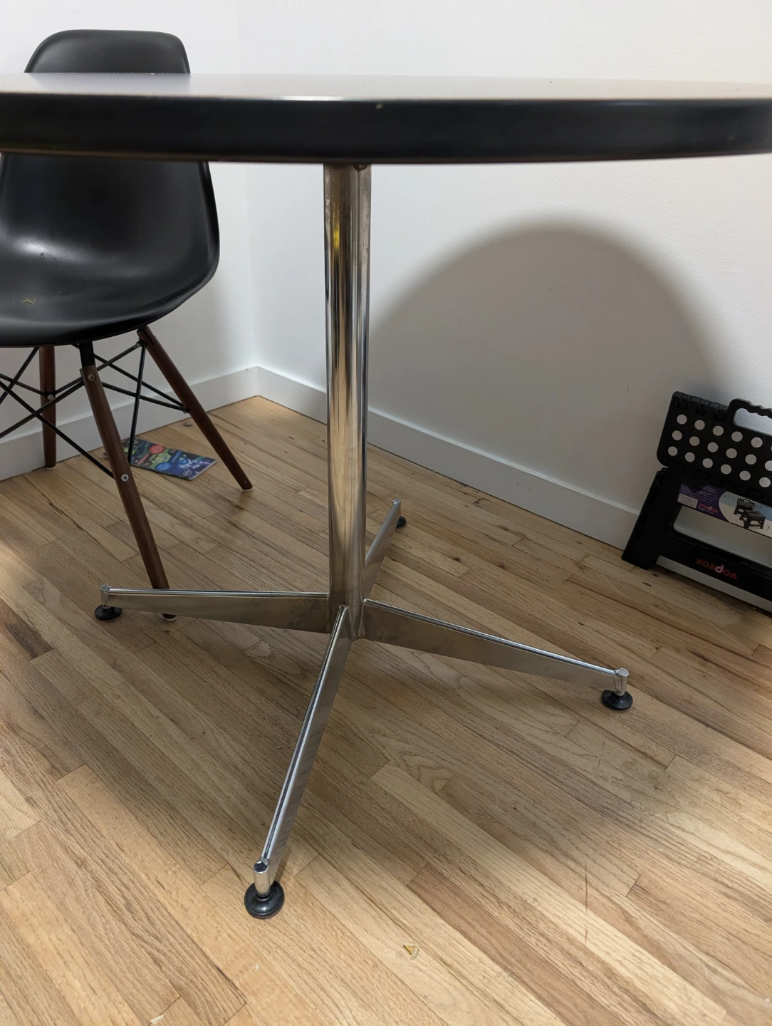 Moving Out - Round Dining Table with 4 Black Chairs - photo 3