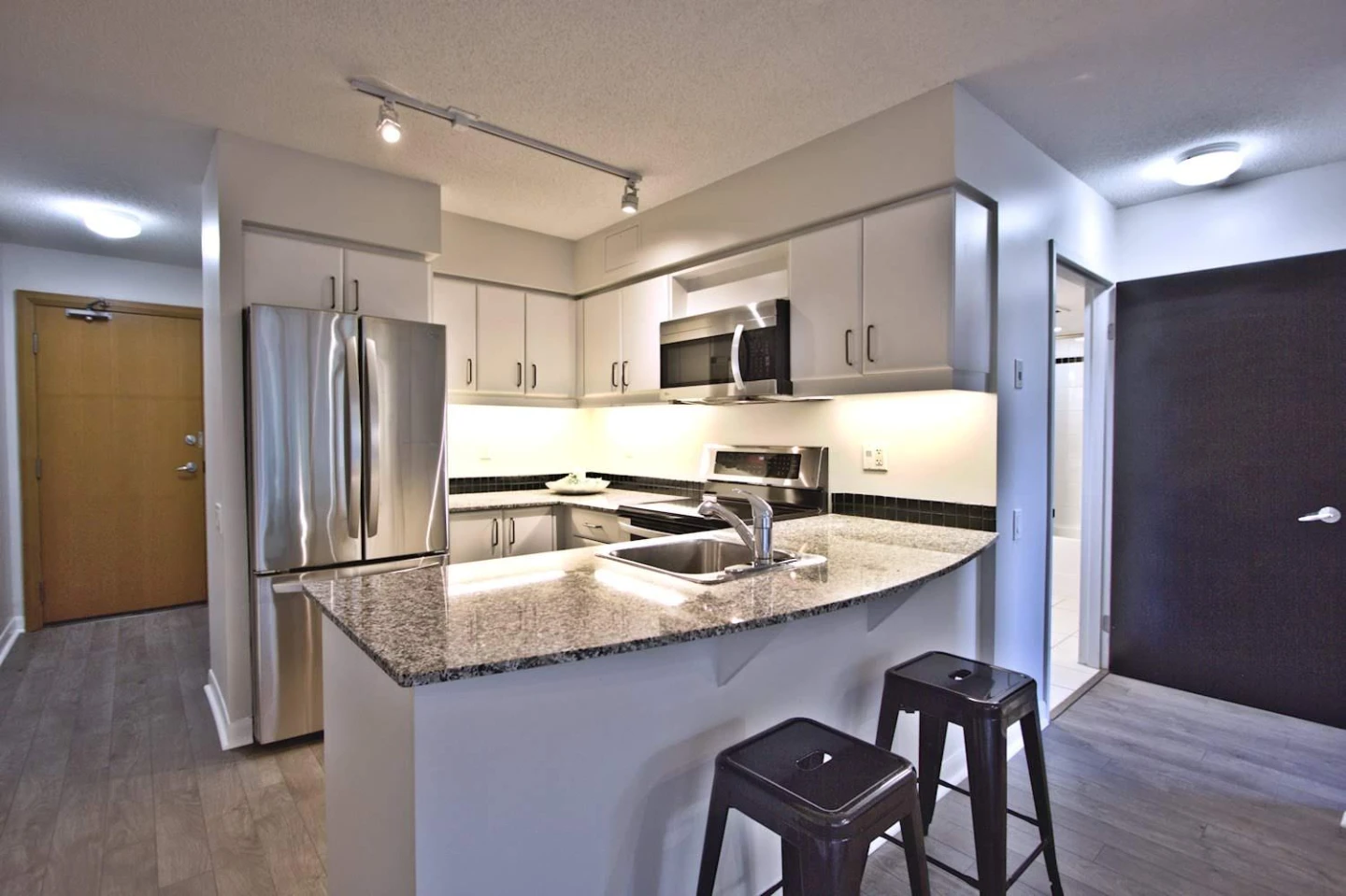 Yonge and Sheppard 1bedroom condo rent "No Furnished" - photo 4