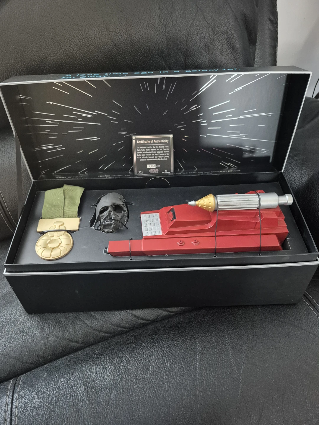 Star Wars Medal of Yavin and Darth Vader Pin Set - photo 2