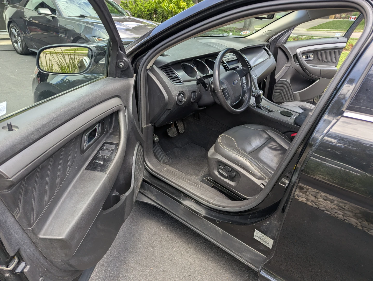 Black Ford Taurus SEL Sedan - photo 4