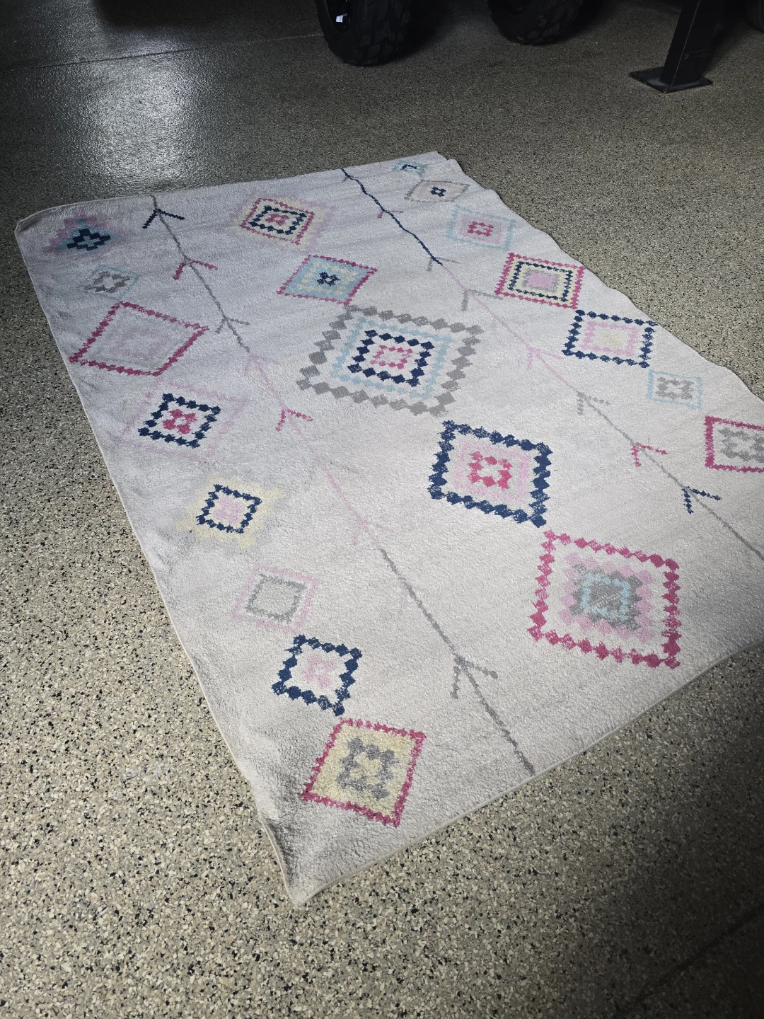 Area Rug with Diamond Pattern